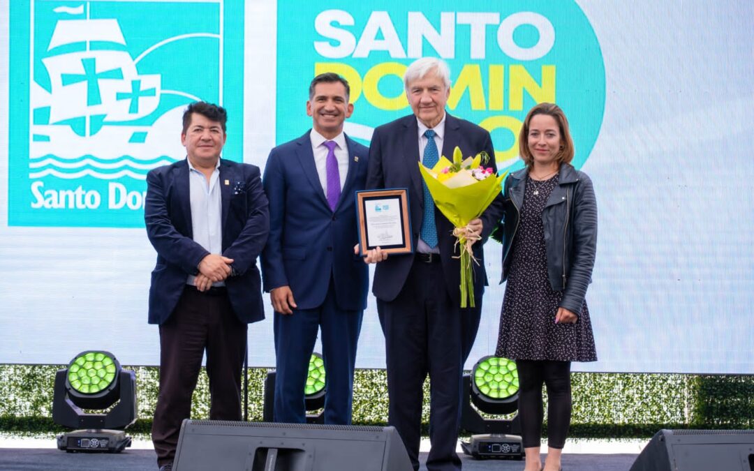 Juan Campino Bunster es premiado por la Municipalidad de Santo Domingo